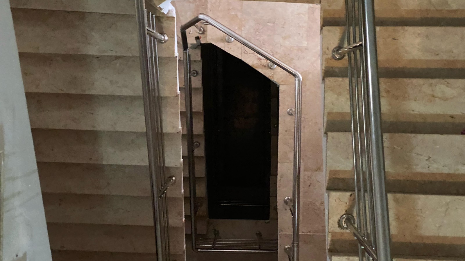 Ankara'da genç kız apartman boşluğuna düşerek hayatını kaybetti