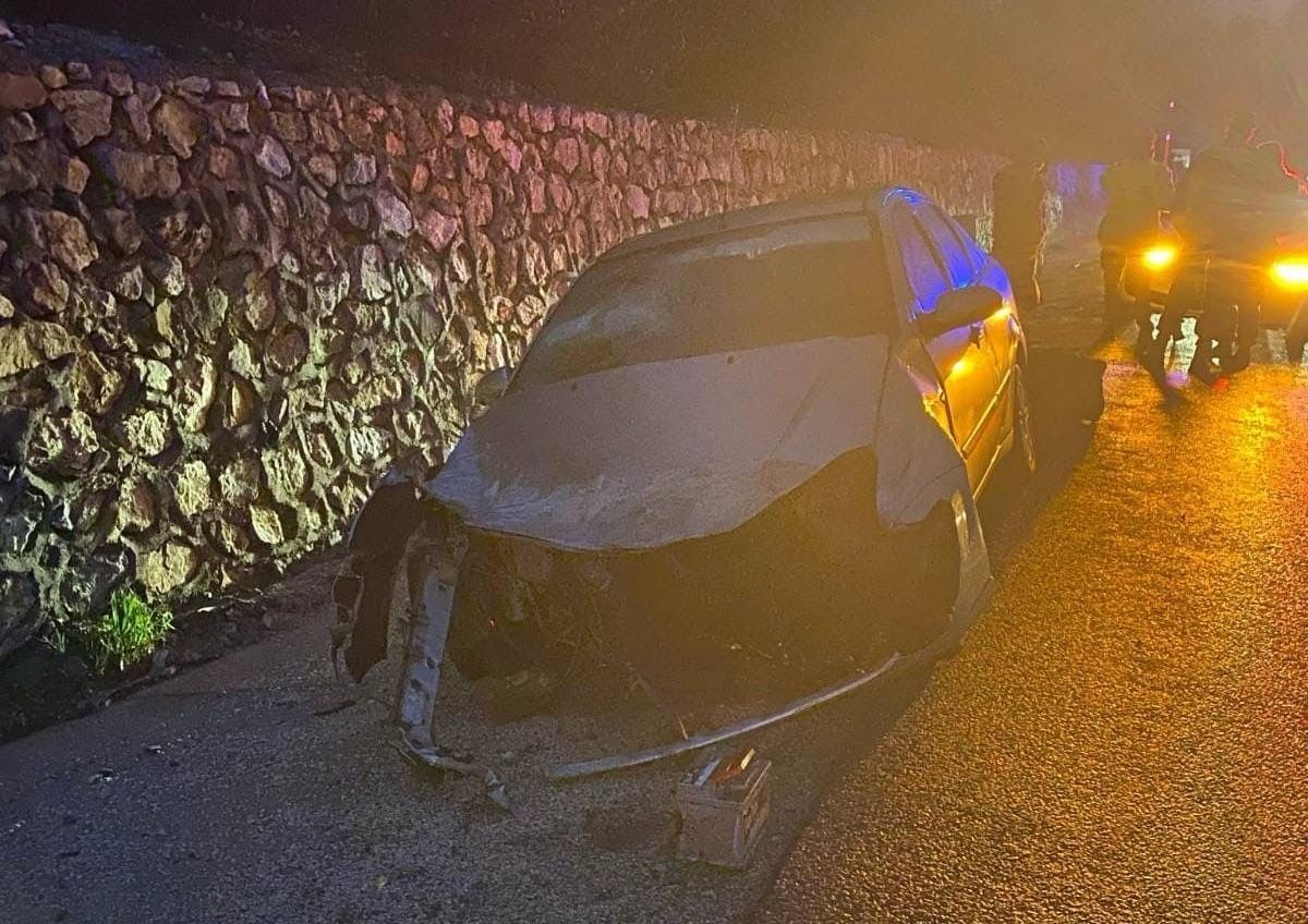 İnegöl'de bariyere çarpan otomobilde 3 yaralı