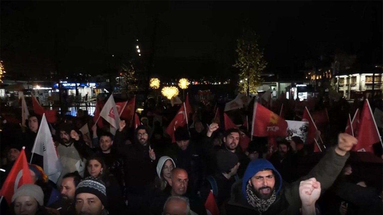 TKP, Beşiktaş'ta 'diz çökmüyoruz' protestosu düzenledi