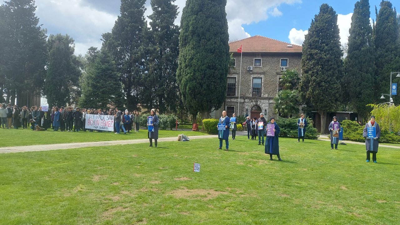 Boğaziçi Üniversitesi'nde kayyum karşıtı eylem: Kartları iptal edilen mezunlar kapıda destek verdi