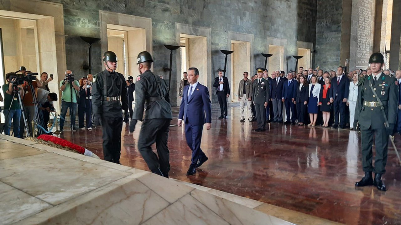 Özgür Özel ve CHP Heyeti, Anıtkabir'i Ziyaret Etti