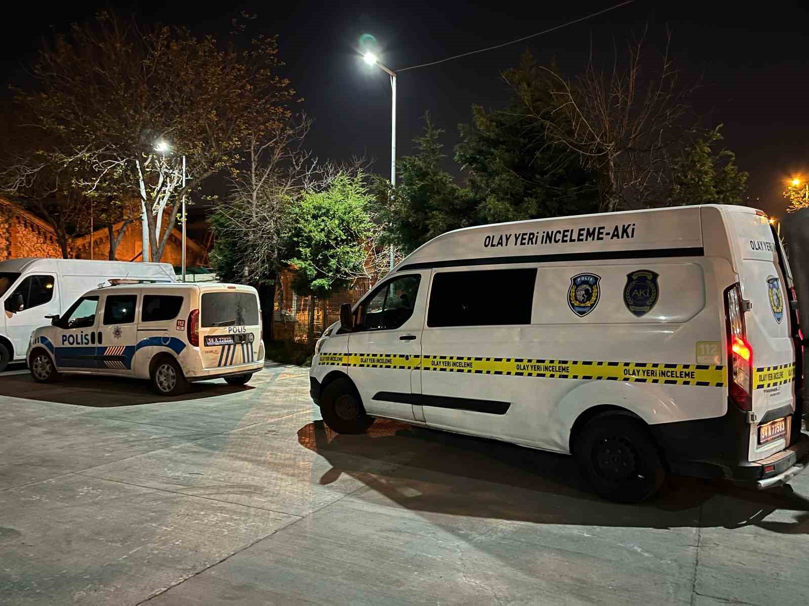 Son dakika: Küçükçekmece’de boş arazide çürümüş erkek cesedi bulundu