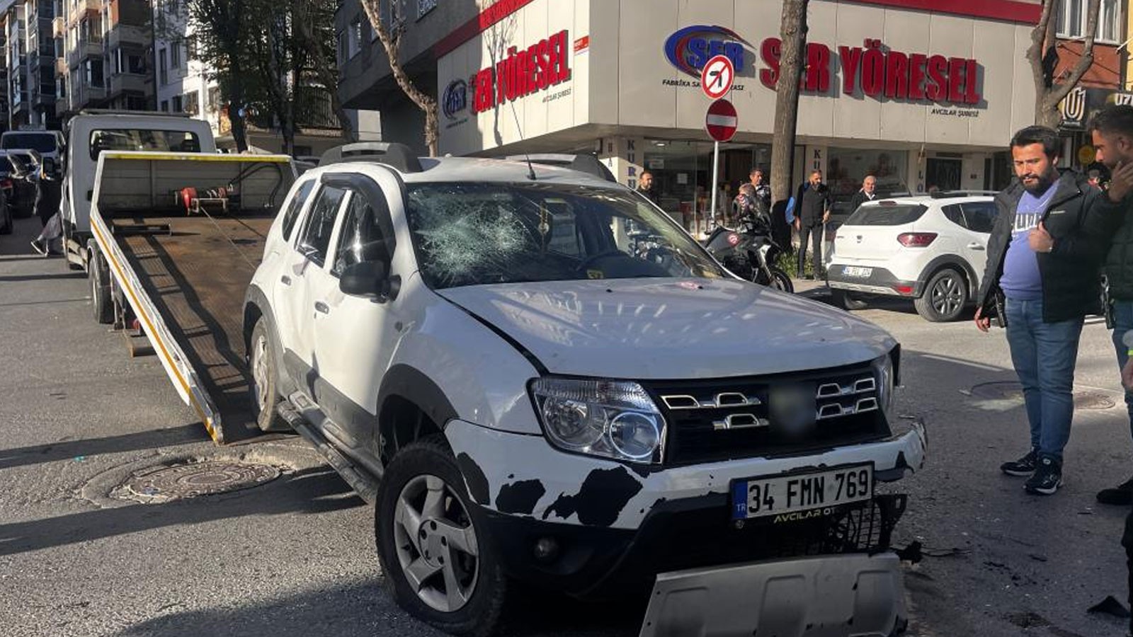 Avcılar’da kaçan şüpheli araç kazaya neden oldu, polis camı kırarak yakaladı