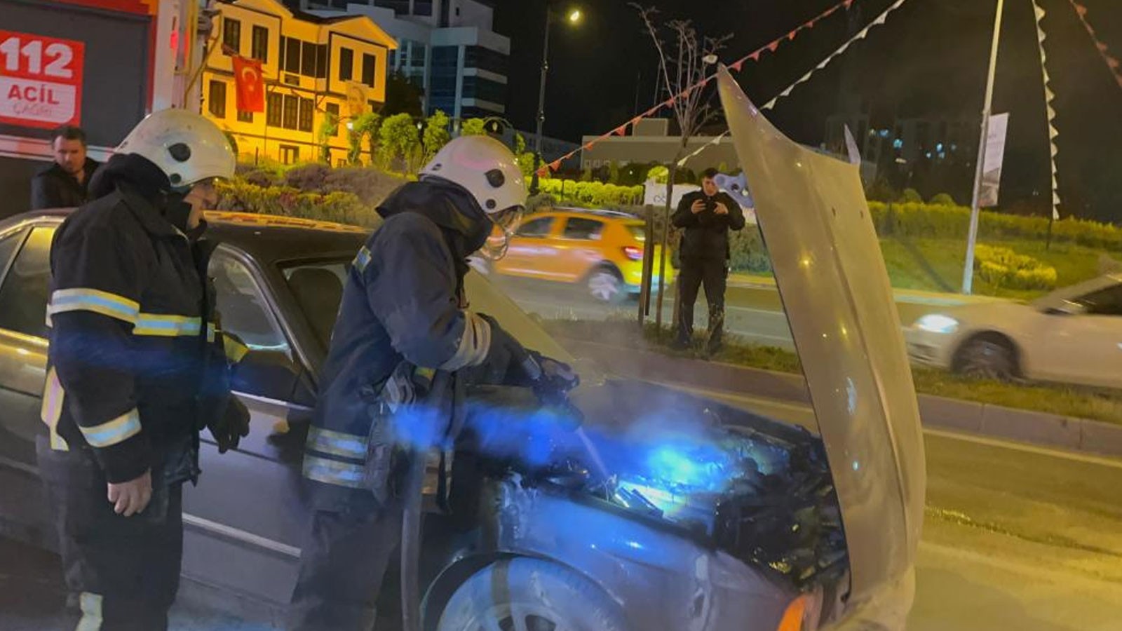Seyir halindeki araçta yangın paniği: Sürücü son anda kurtuldu