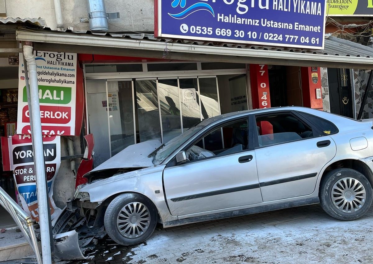 İnegöl’de otomobil halı yıkama dükkanına girdi: sürücü yaralandı