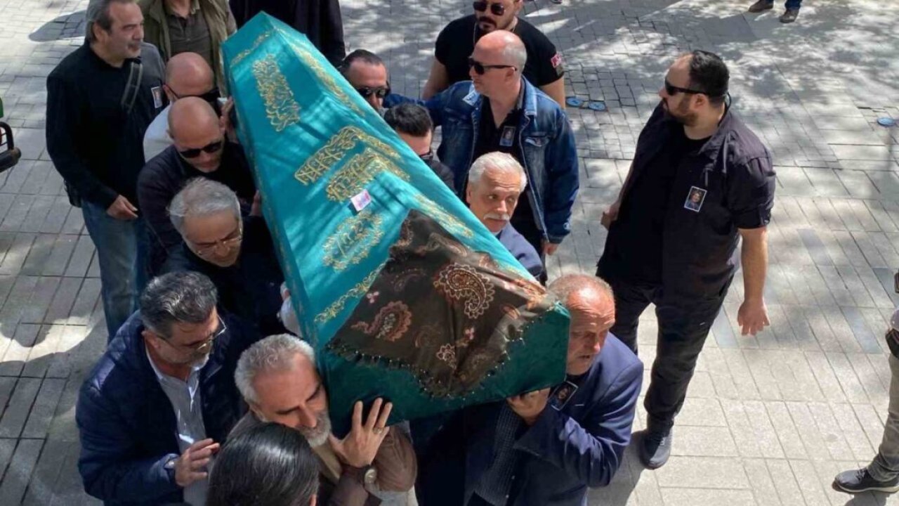 Tarkan’ın annesi Neşe Tevetoğlu, son yolculuğuna uğurlanıyor!