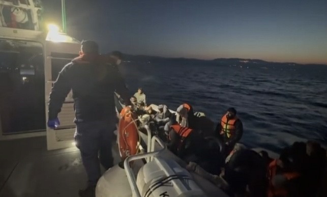 Ayvacık açıklarında 12’si çocuk 29 düzensiz göçmen yakalandı