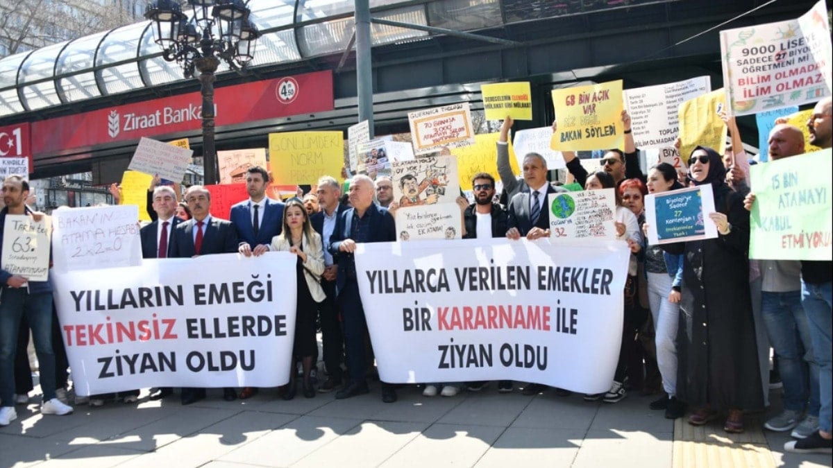 Eylemde Gerginlik Tırmandı: Bakanlık Yetkilileri Öğretmenlerin Sloganlarından Rahatsız Oldu!