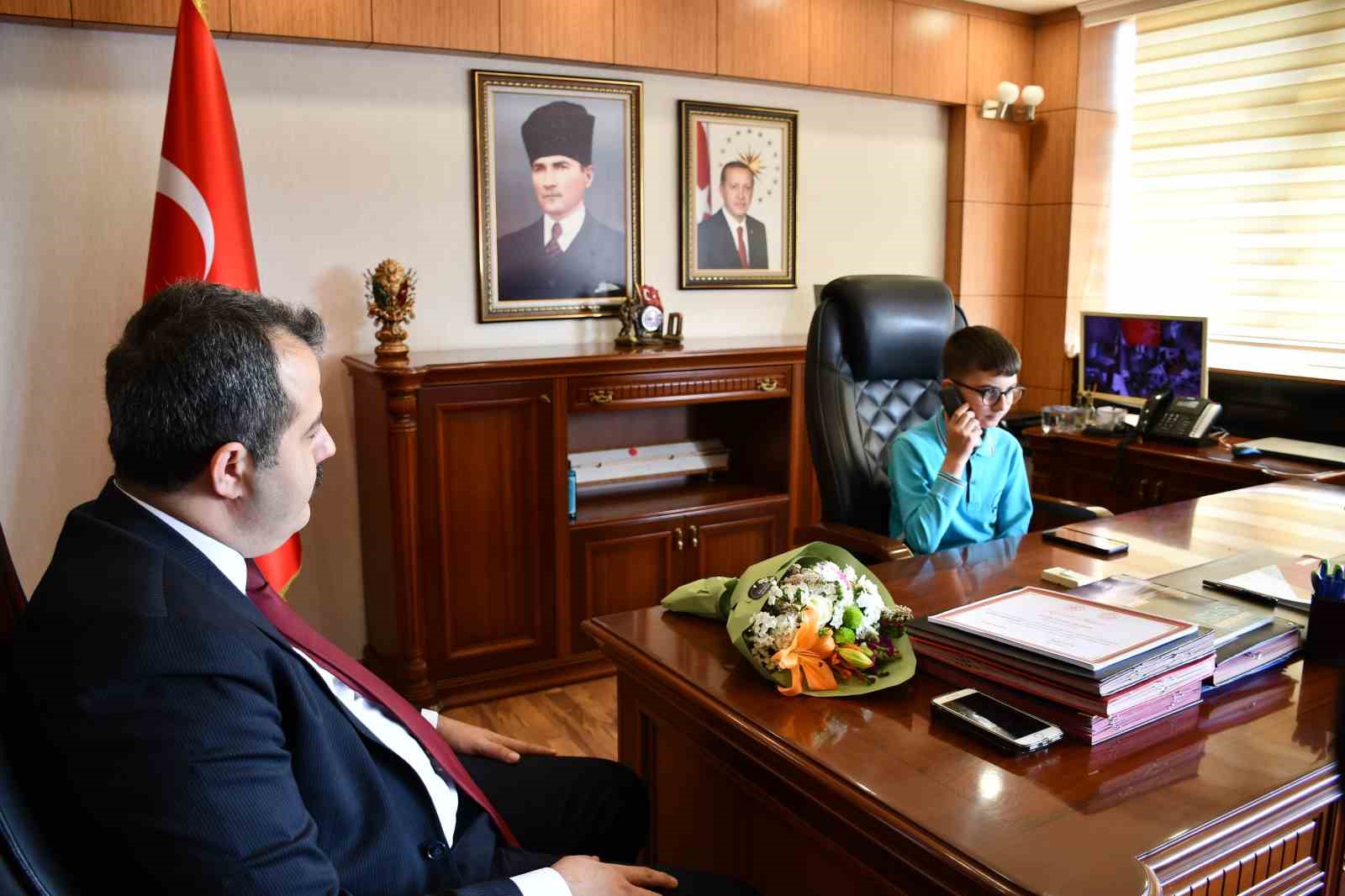 Vezirköprü'de 23 Nisan coşkusu: Çocuklar makam koltuklarına oturdu