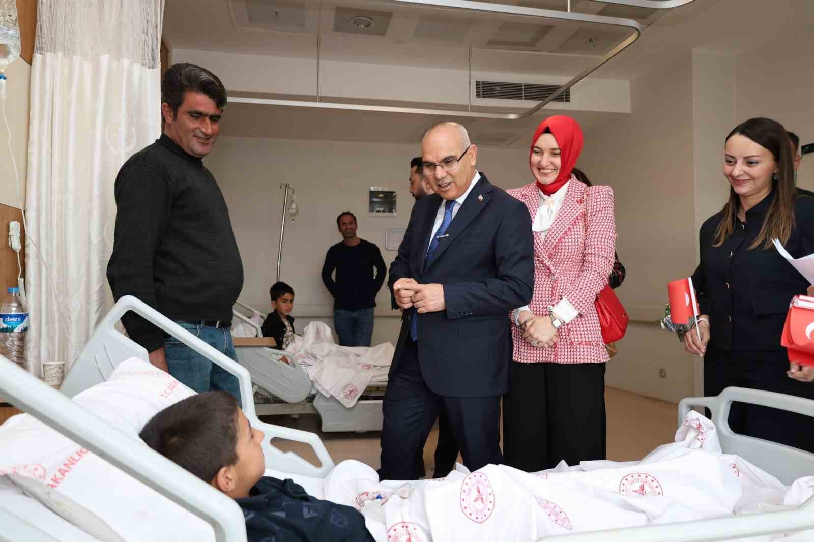 Ağrı Valisi Koç’tan 23 Nisan’da anlamlı ziyaret: Tedavi gören çocuklarla bayramlaştı