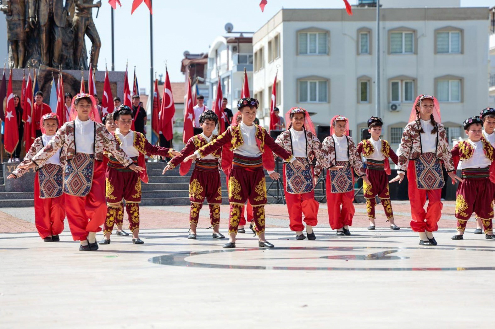 Antalya’nın ilçelerinde 23 Nisan coşkusu: Çocuklar bayramı renkli etkinliklerle kutladı