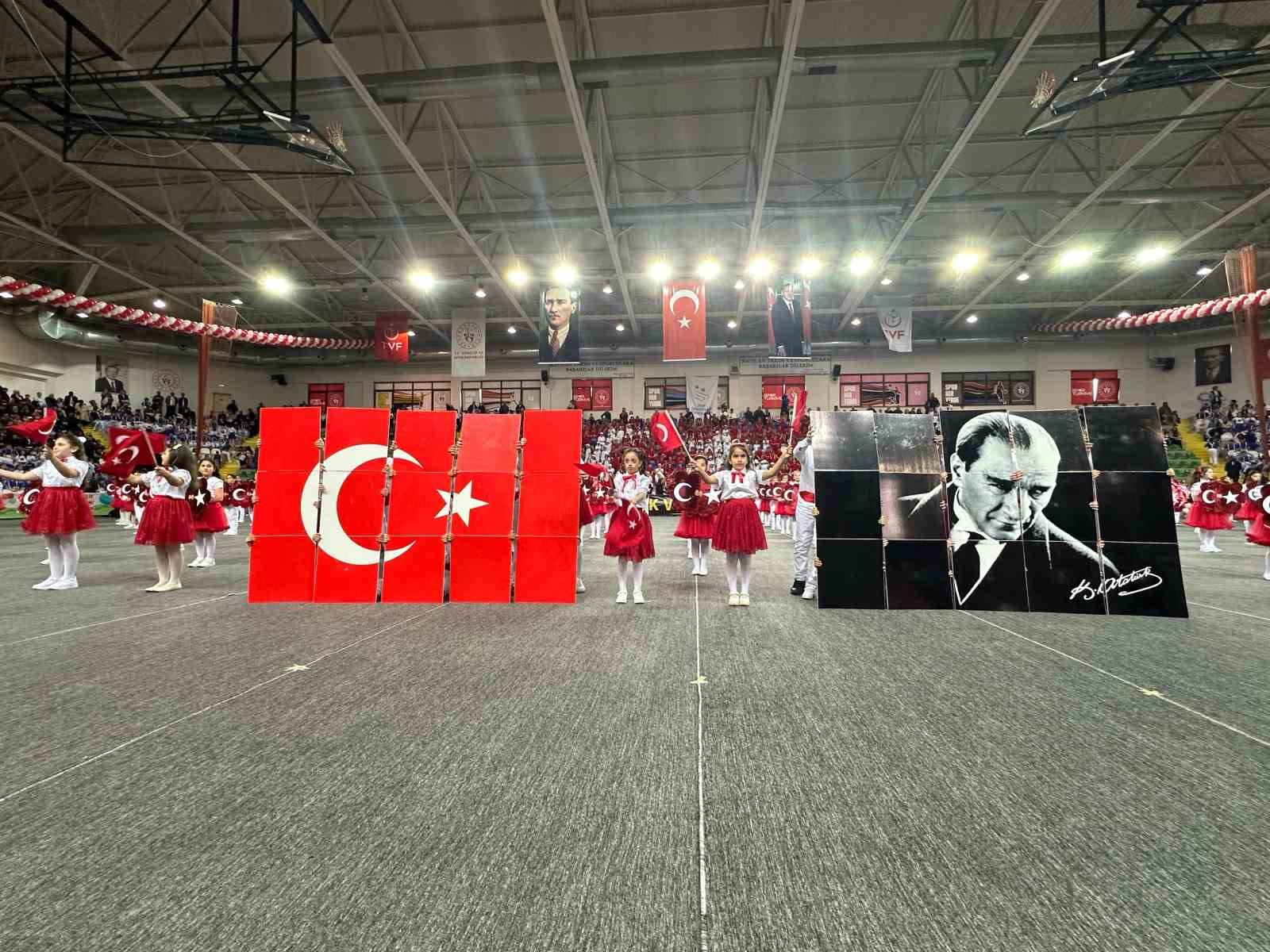 Rize’de 23 Nisan coşkusu: Öğrenciler Türk bayraklarıyla dans gösterisi yaptı