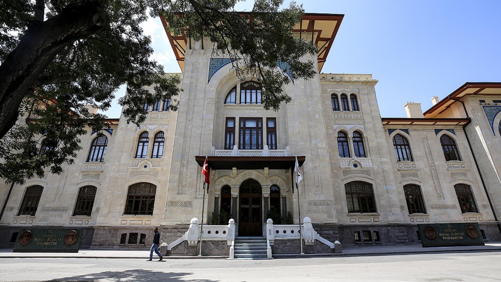 Valilikten Olay Gözaltıya Şok Açıklama: “Kadın İç Çamaşırı Giyen Erkek” Açıklaması Gündem Oldu