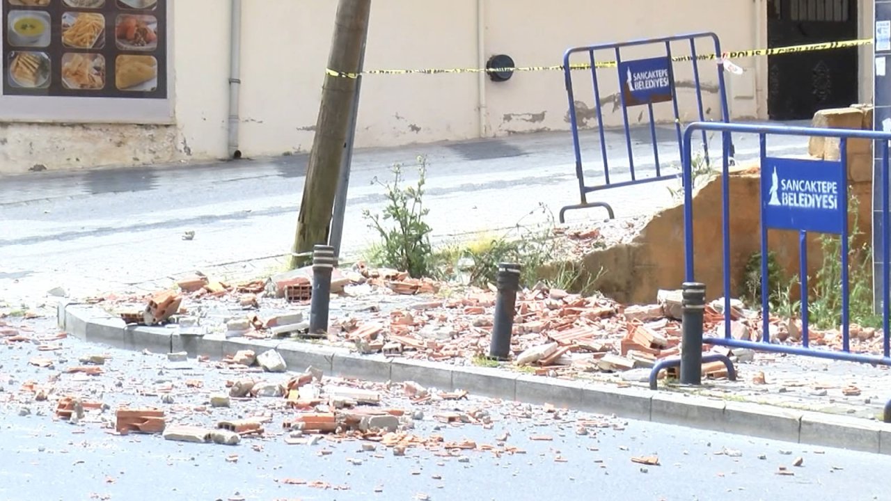 İstanbul’da boş bir binanın balkonu çöktü