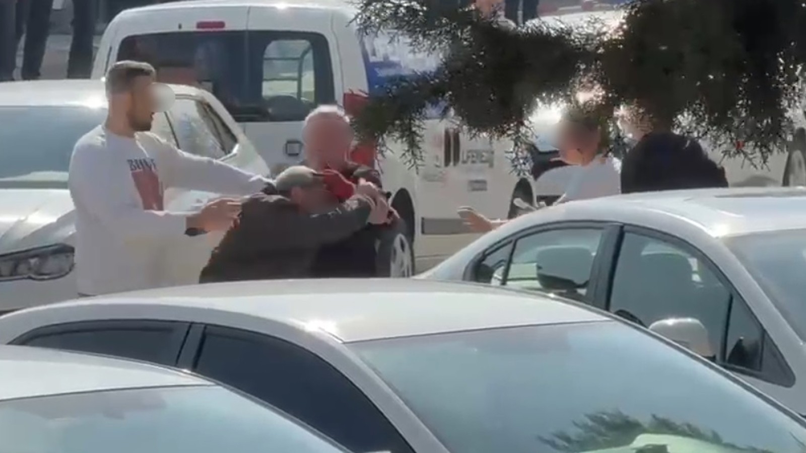 Bolu'da sokak ortasında yumruklu kavga: Kavga anları kamerada