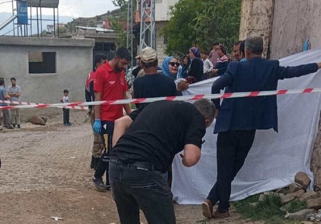 Kilis'te feci kaza: Geri manevra yaparken hamile eşini ezdi, eşi ve bebeği hayatını kaybetti