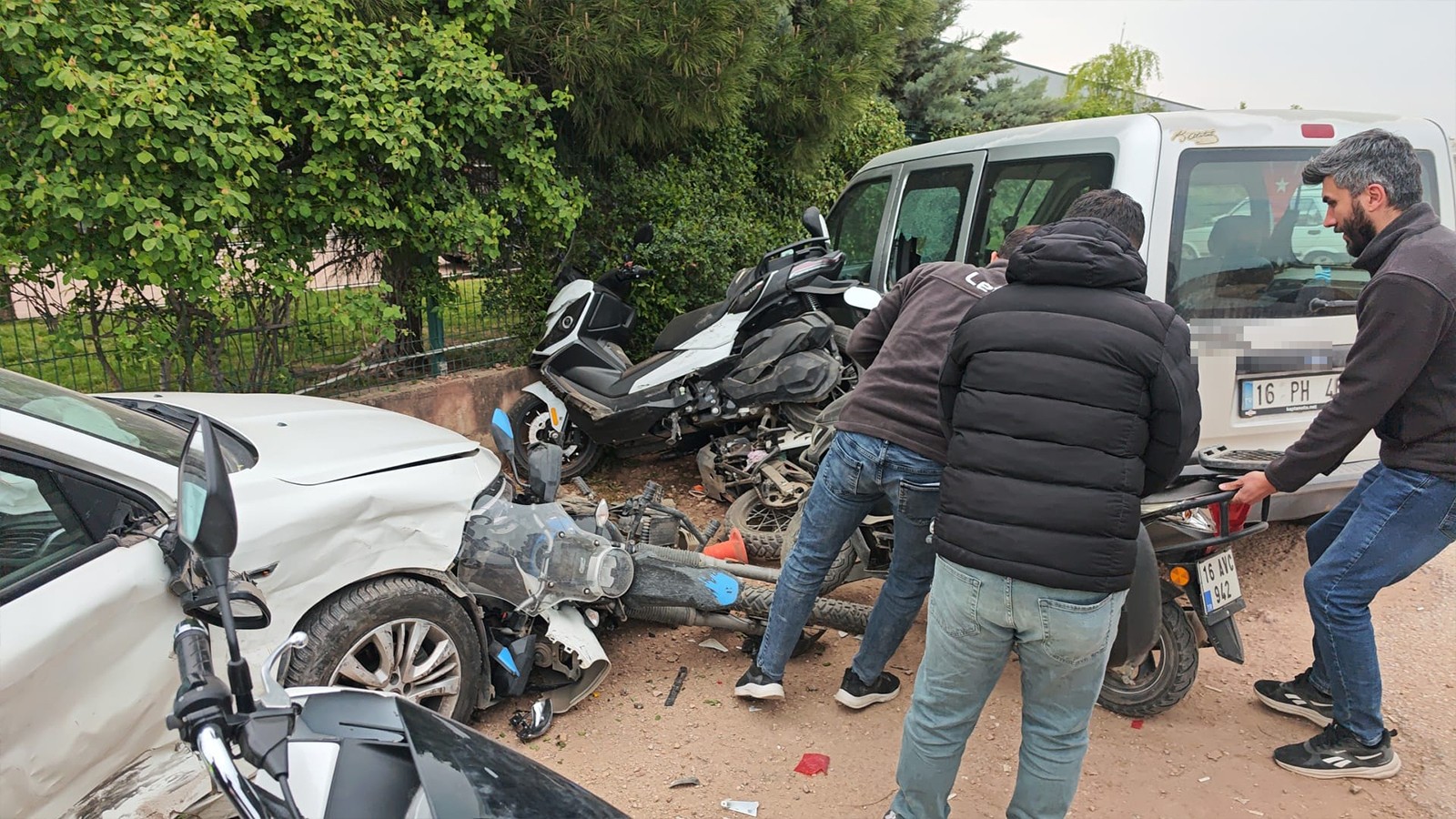 İnegöl'de 3 otomobil ve 5 motosikletin karıştığı zincirleme kaza: 4 yaralı