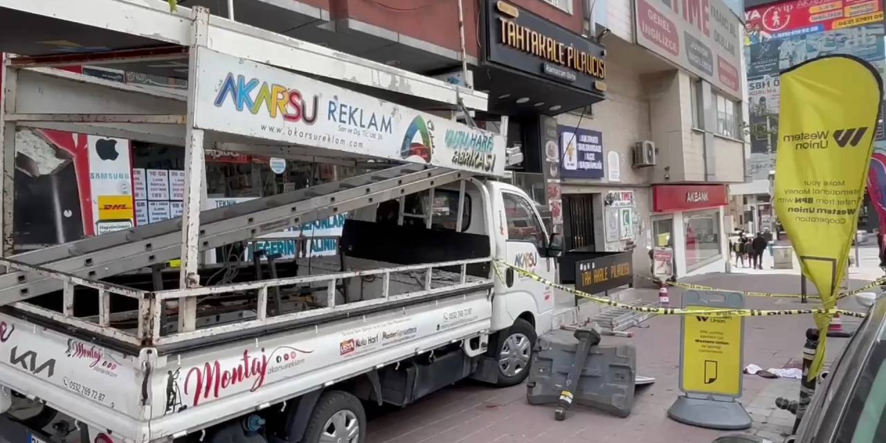 Sultangazi'de tabela montajı sırasında araçtan düşen 57 yaşındaki adam hayatını kaybetti