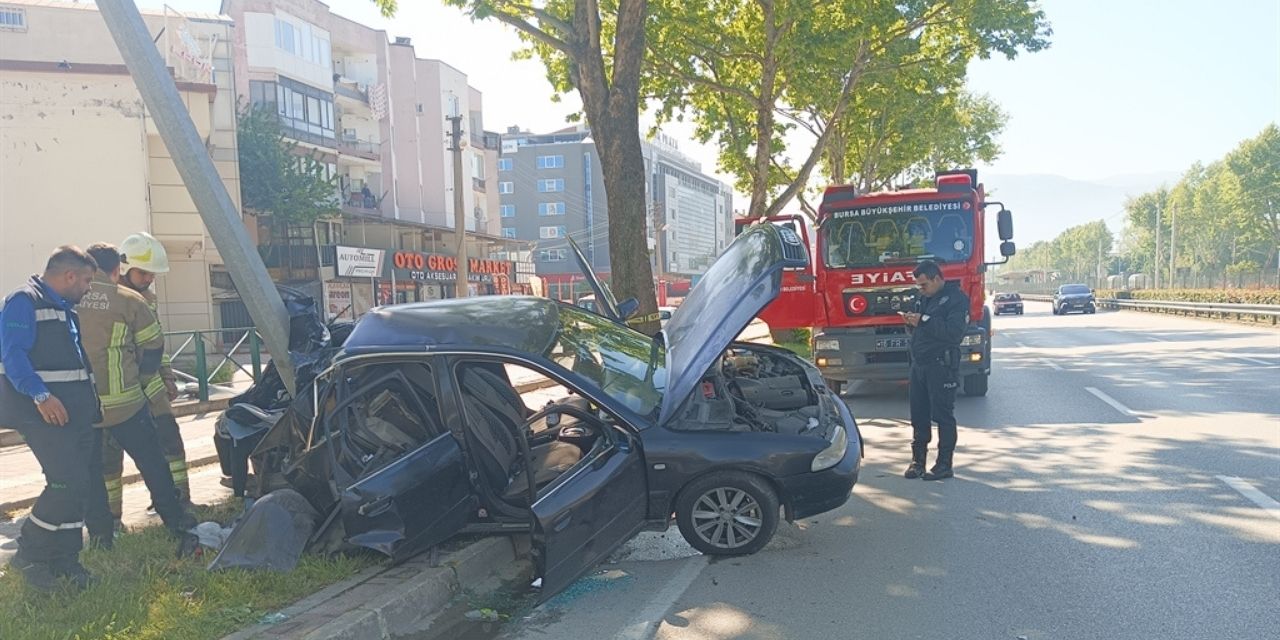 Bursa’da otomobil aydınlatma direğine çarptı: 1’i ağır 2 kişi yaralandı