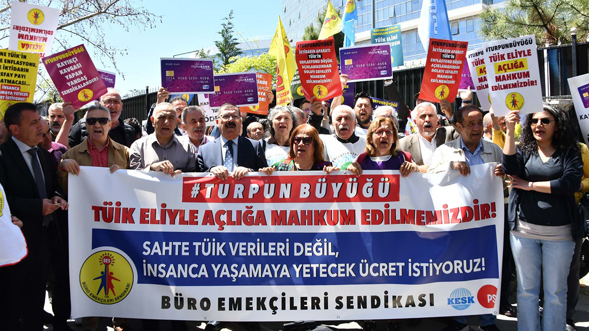 Memurlar TÜİK Önünde İsyan Etti: Kart Borcumuzu da TÜİK Ödesin!
