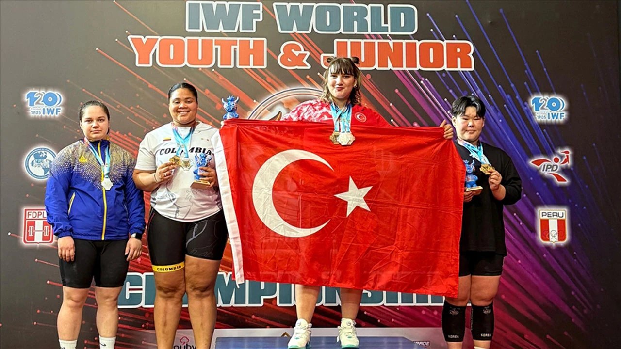 Milli Halterci Fatmagül Çevik, Gençler Dünya Şampiyonası'nda Altın Madalya Kazandı