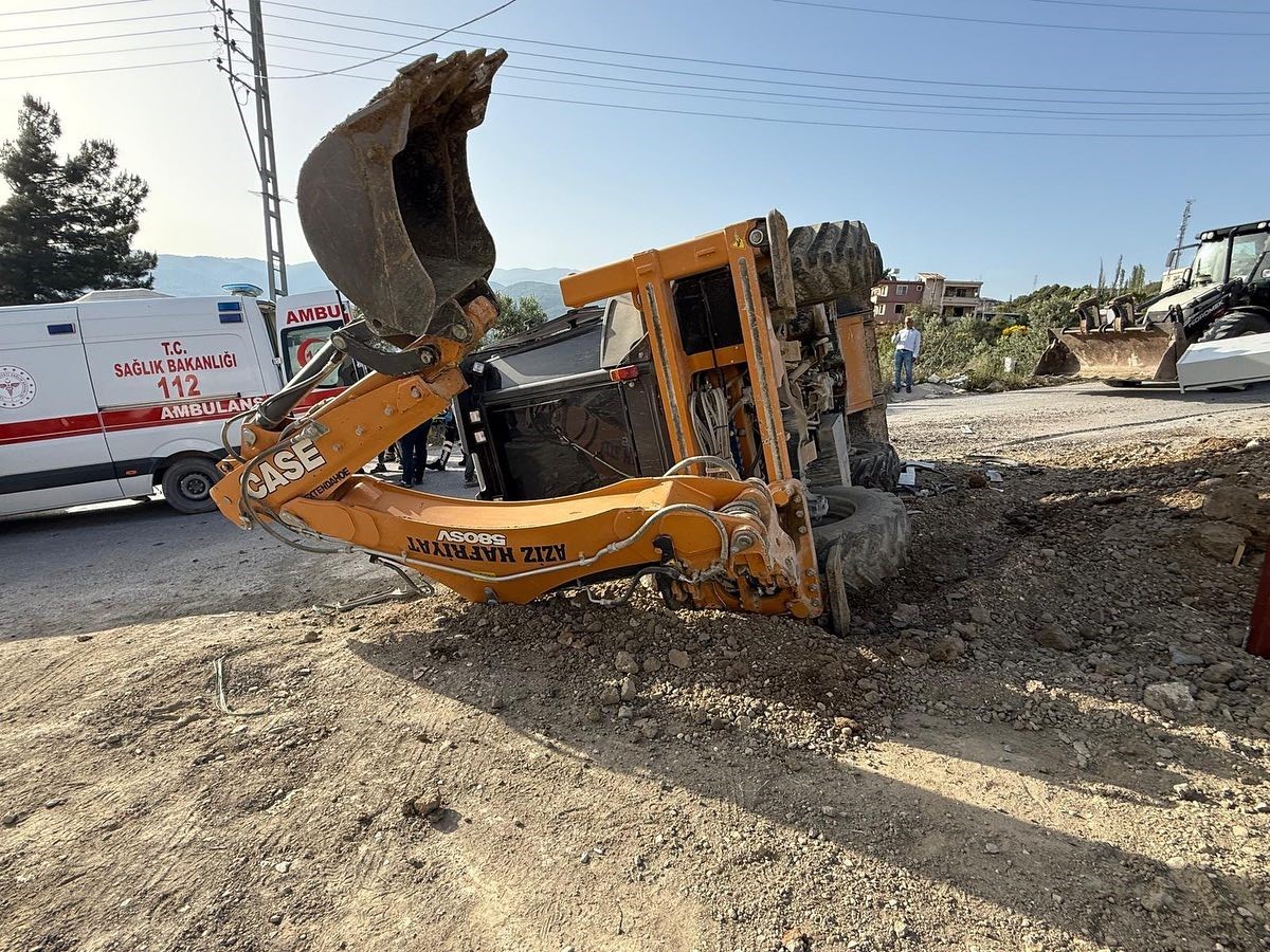 Hatay’da şantiye yakınında kepçe ile hafriyat kamyonu çarpıştı: 3 yaralı