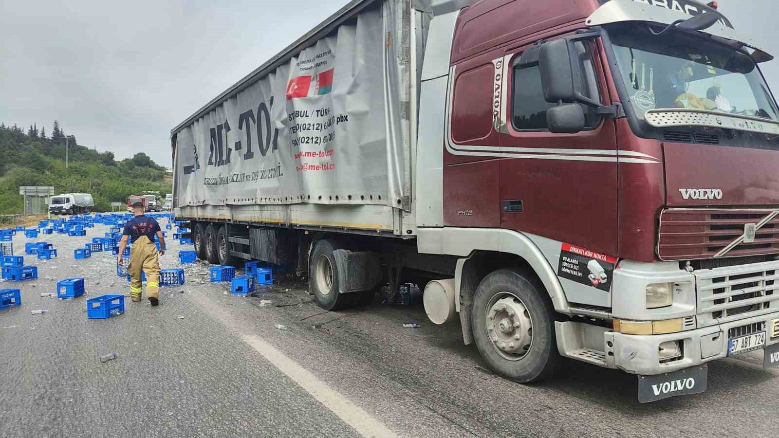 Balıkesir-Bursa Karayolunda iki tır çarpıştı: Cam şişeler ve sepetler yola saçıldı