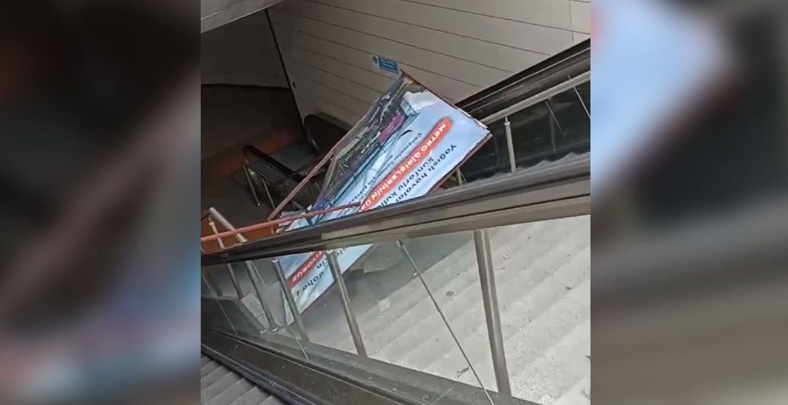 Maltepe Metro İstasyonu’nda reklam panosu kadının üzerine düştü