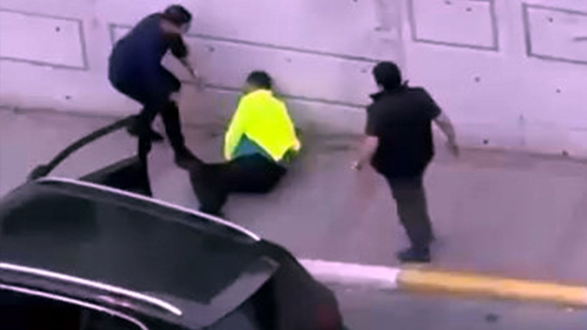 İstanbul'da trafik kavgalarında son nokta: tekmeler ve yumruklar havada uçuştu