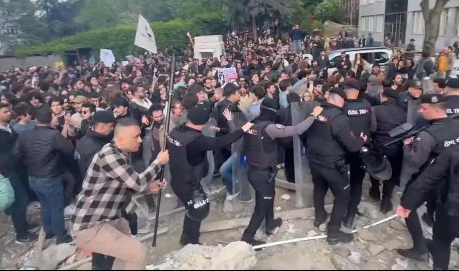 Boğaziçi Üniversitesi’ndeki protestolarda 13 polis yaralandı, 97 gösterici gözaltında