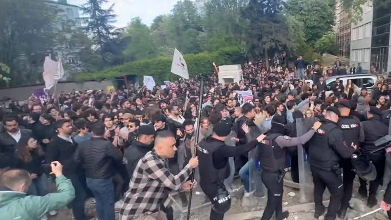 Boğaziçi Üniversitesi'nde Nureddin Yıldız protestosuna polis müdahalesi: 97 öğrenci gözaltında!