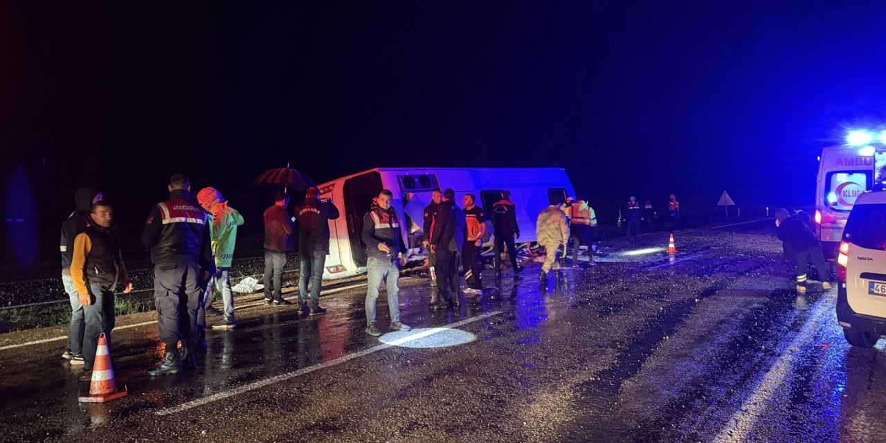 Düzensiz göçmenleri taşıyan minibüs kaza yaptı: 1 ölü, 22 yaralı