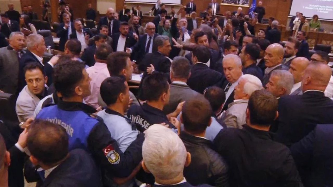 AKP’li Üye Başkan Bozbey’e Yürüdü! Bursa Büyükşehir Meclisi’nde Gerginlik Tırmandı