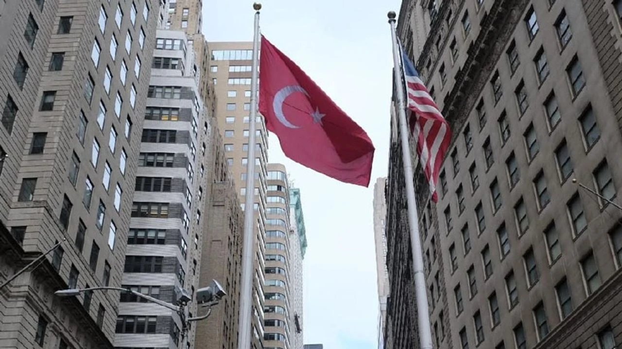 New York’ta 19 Mayıs Coşkusu: Türk ve Amerikan Bayrakları Birlikte Göndere Çekildi
