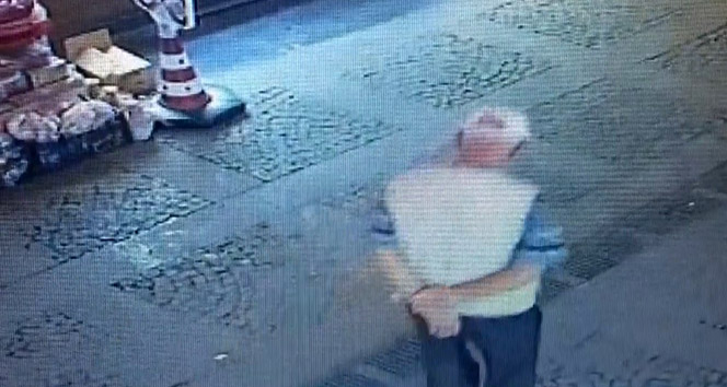 Yerdeki kullanılmış maskeyi alıp yüzüne taktı