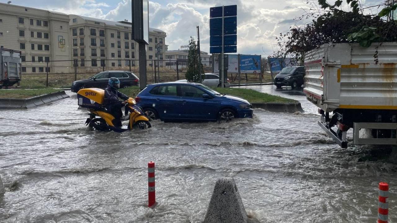 İstanbul’da Sağanak Yağış Hayatı Olumsuz Etkiledi