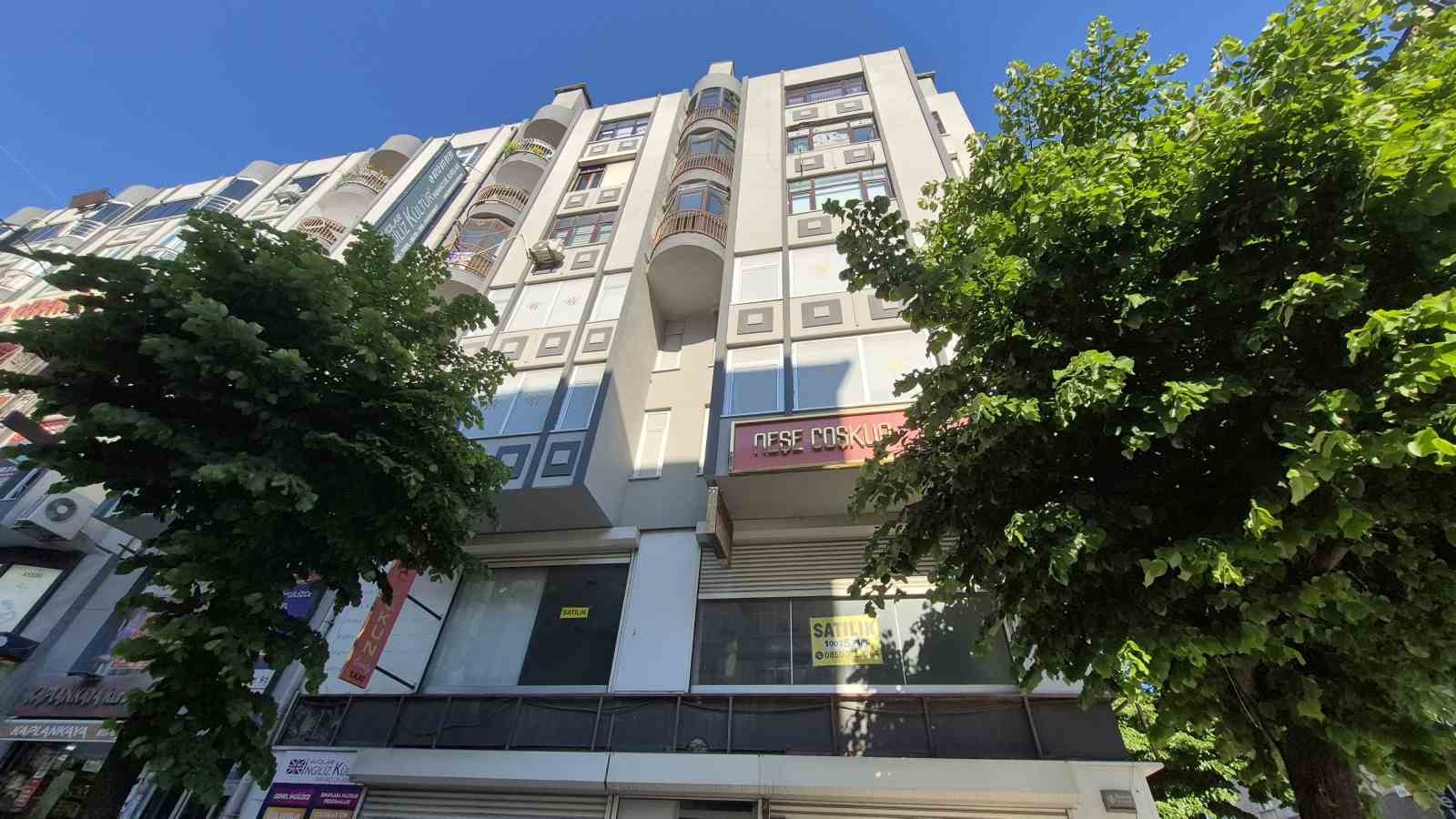Avcılar’da bina cephesinden düşen beton parçası kadının başına düştü
