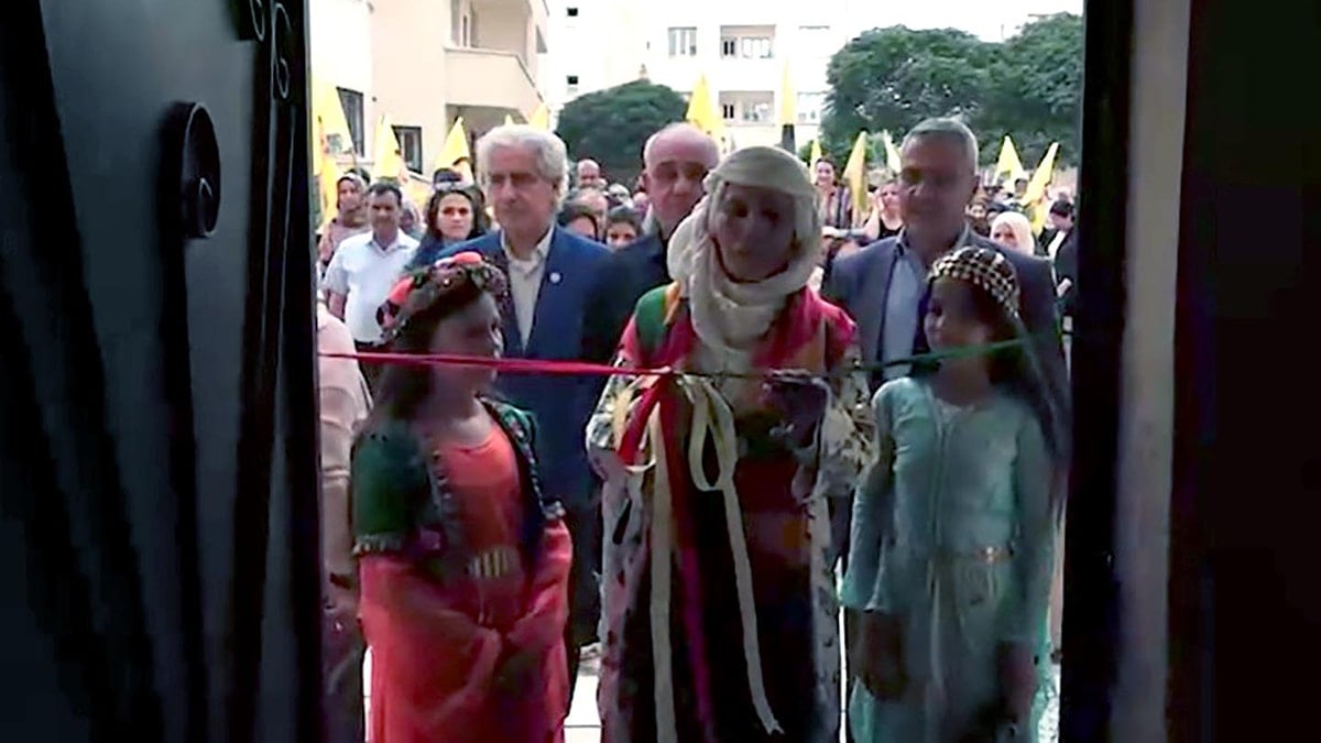 Suriye’nin kuzeyi PKK şovuna sahne oldu: Dernek, poster, müzikli açılış!