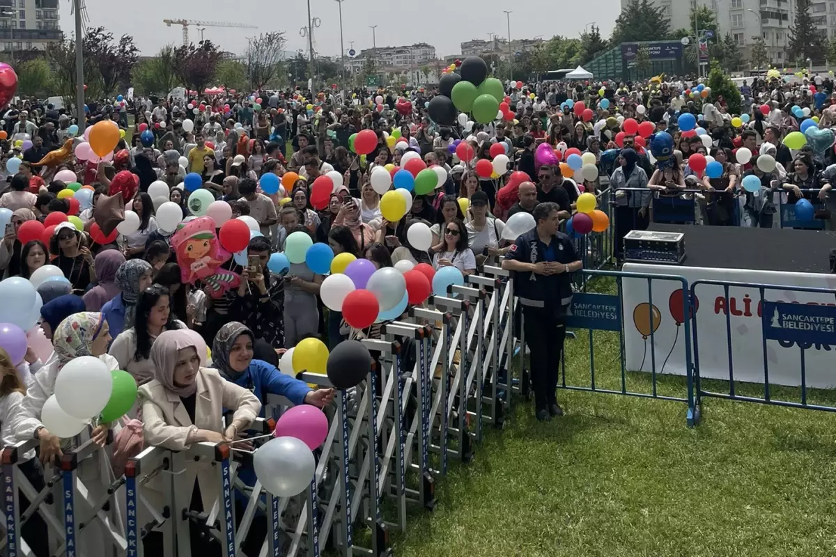 Ali Asaf için binlerce kişi balon uçurdu