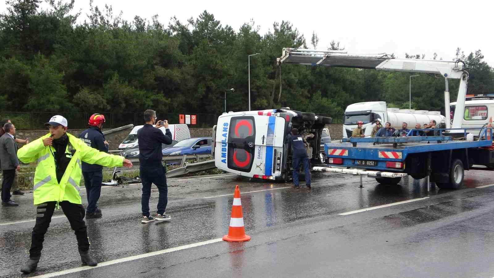 Tuzla’da ambulans bariyerlere çarptı: Hamile kadın ve 2 sağlık görevlisi yaralandı