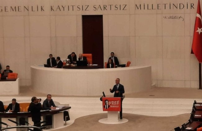 TBMM'de İmamoglu krizi: 'Free İmamoglu' pankartı gerilimi tırmandırdı