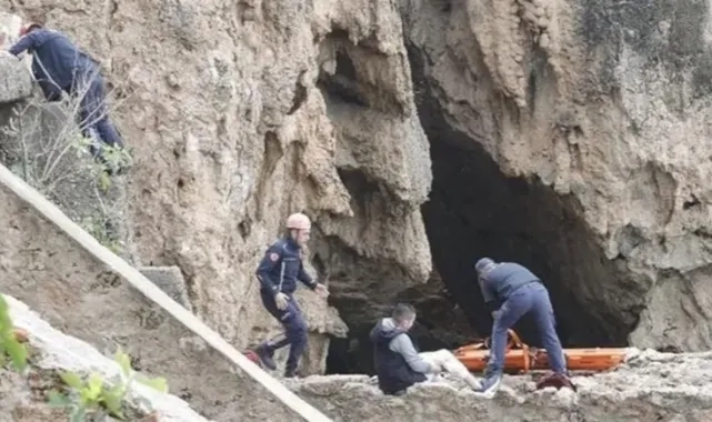Antalya’da falezlerde mahsur kalan 3 Arnavut turist AFAD ve itfaiye ekiplerince kurtarıldı