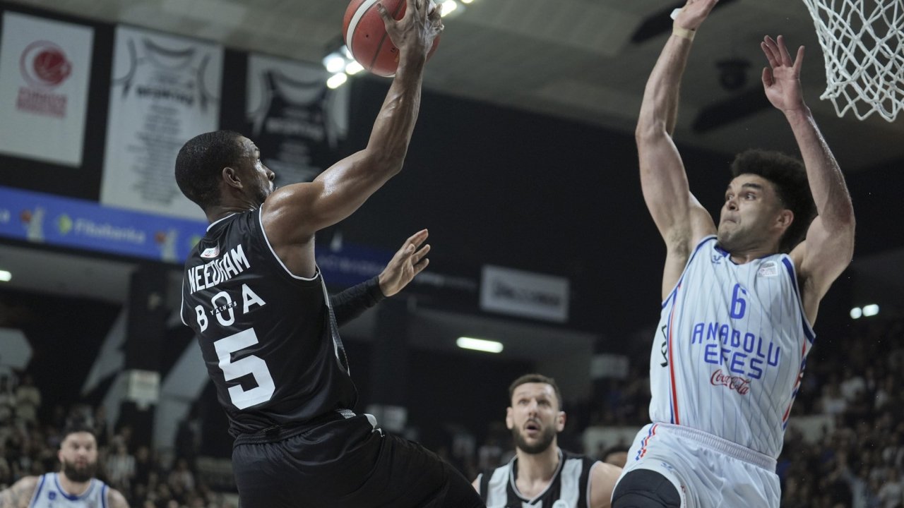 Anadolu Efes, Beşiktaş karşısında deplasmanda galip gelerek seride üstünlüğü ele geçirdi