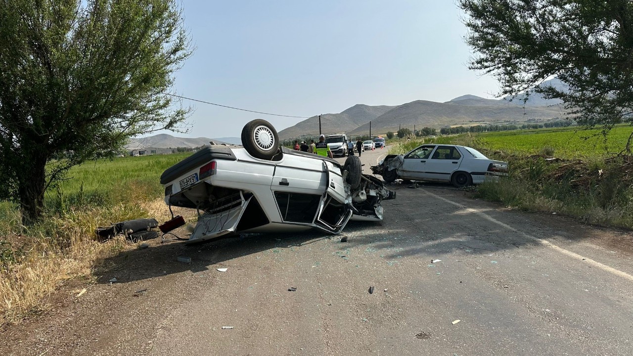 Kahramanmaraş Elbistan’da iki otomobil çarpıştı, 2 kişi yaralandı
