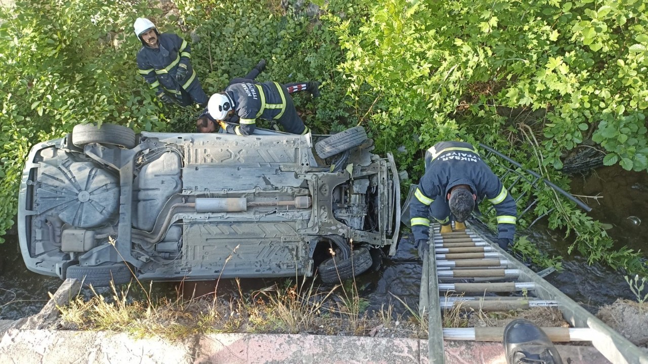 Tokat’ta otomobil dereye uçtu: 1 kişi yaralı kurtarıldı