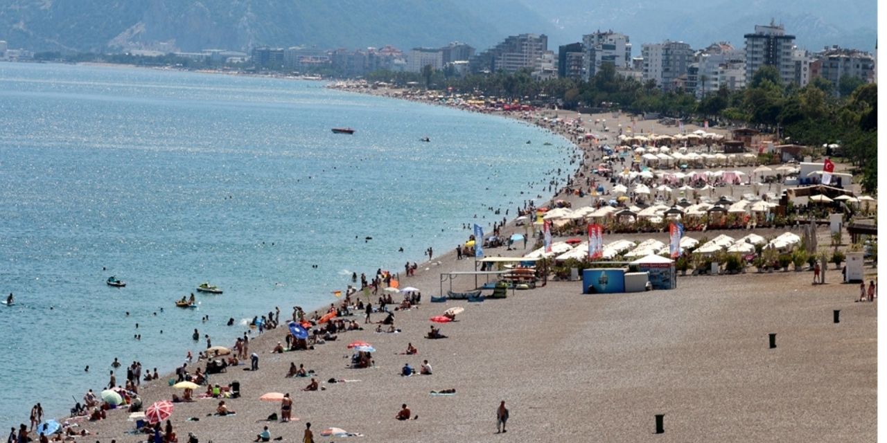 Antalya’da Kurban Bayramı’nda sıcaklık 31 dereceyi buldu, Konyaaltı Sahili dolup taştı