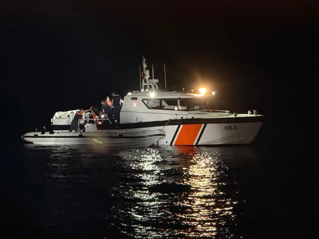 Çanakkale açıklarında 18 düzensiz göçmen yakalandı, bir şüpheli gözaltına alındı