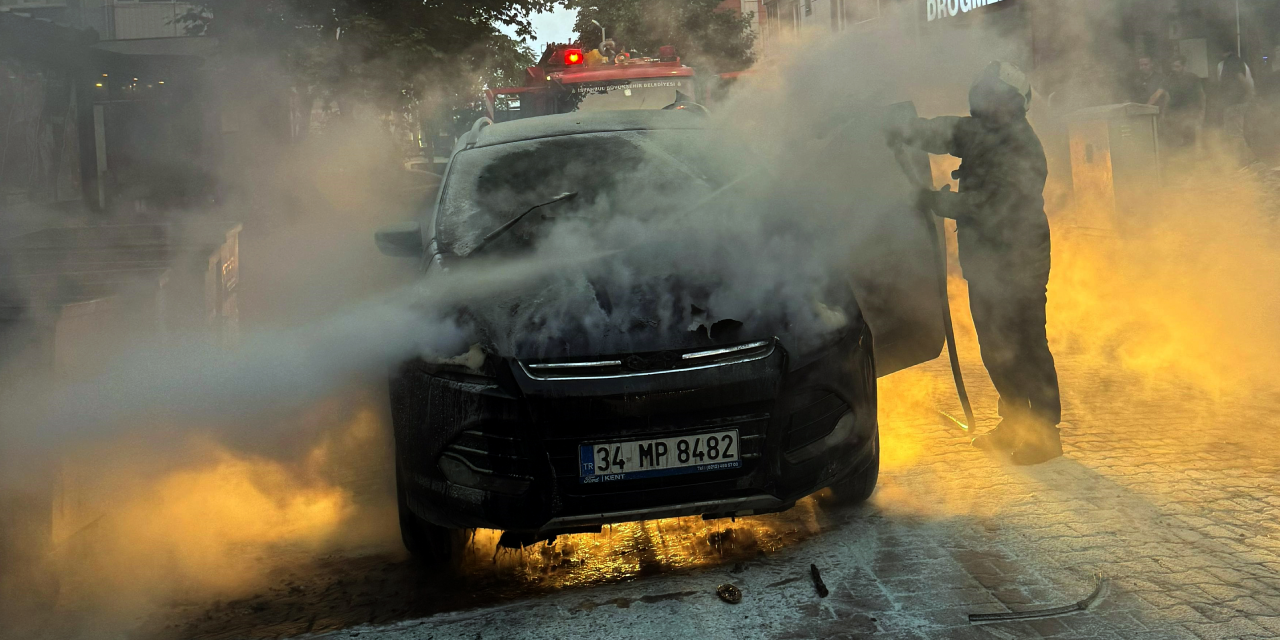 Avcılar’da seyir halindeki cip alev aldı, sürücü aracı zamanında boşalttı