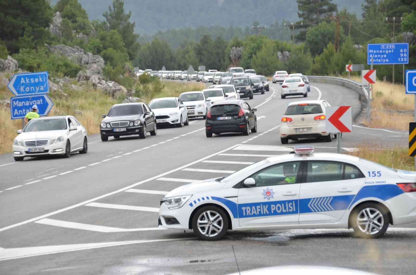 Antalya-Konya yolunda bayram dönüşü trafik yoğunluğu yaşanıyor