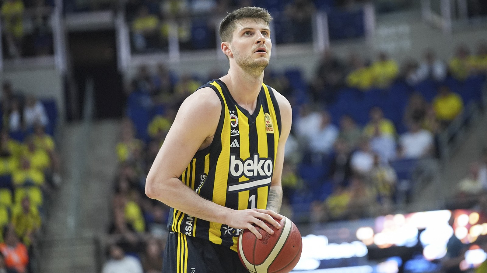 Fenerbahçe Beko, Bahçeşehir Koleji'ni 3-0 deplasman serisiyle geçip finale yükseldi